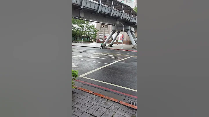 新府路（新北板桥公共汽车站旁）行人未依规定行走斑马线 - 天天要闻