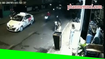 ✅ Cô gái bị cướp giật, kéo ngã văng trên đường giữa phố Sài Gòn