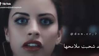 هي التقتني وقد شحبت ملامحها 