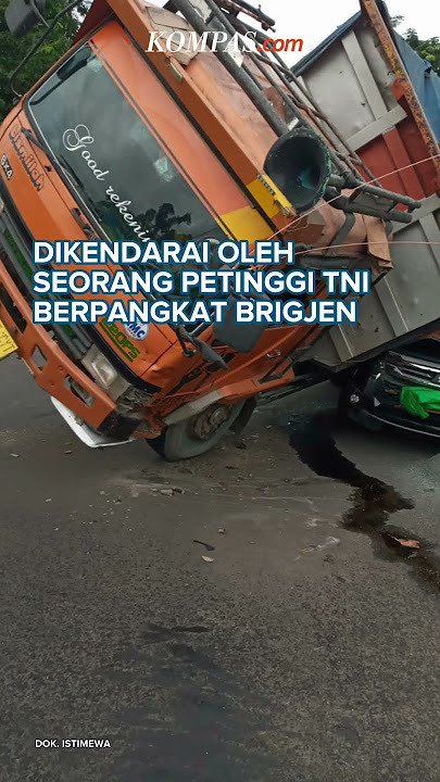 Truk Muatan Pasir Menimpa Mobil TNI di Cimanggis Depok