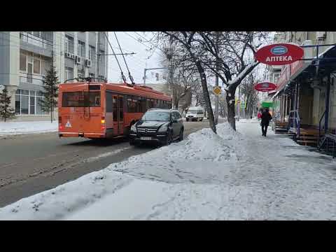 В центре Саратова автохам поставил "Мерседес" на полосе для общественного транспорта