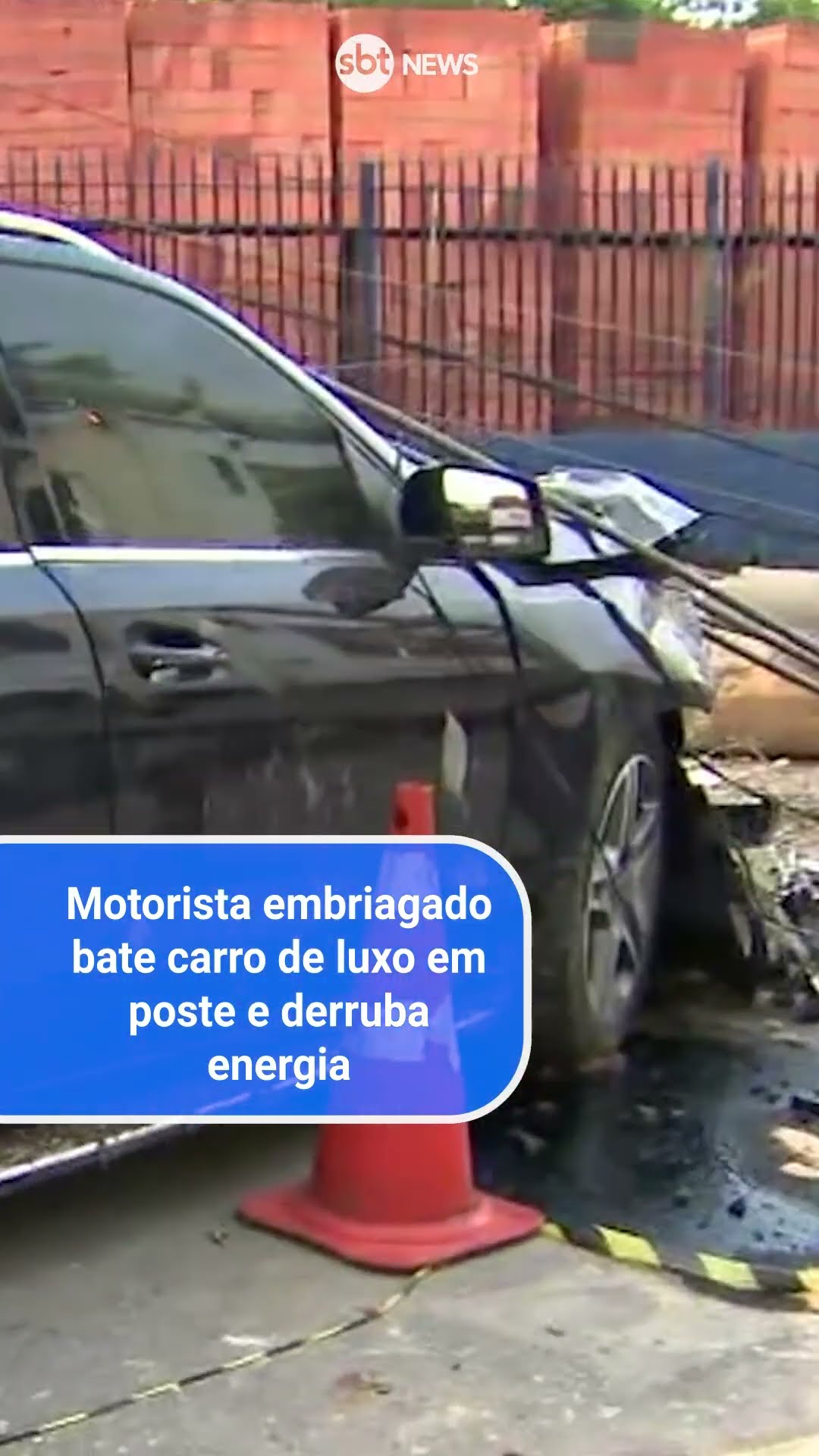 Motorista embriagado bate carro de luxo em poste e derruba energia