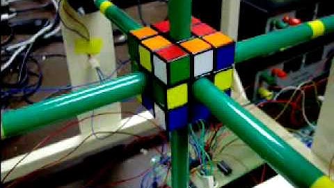 rubot solves rubik