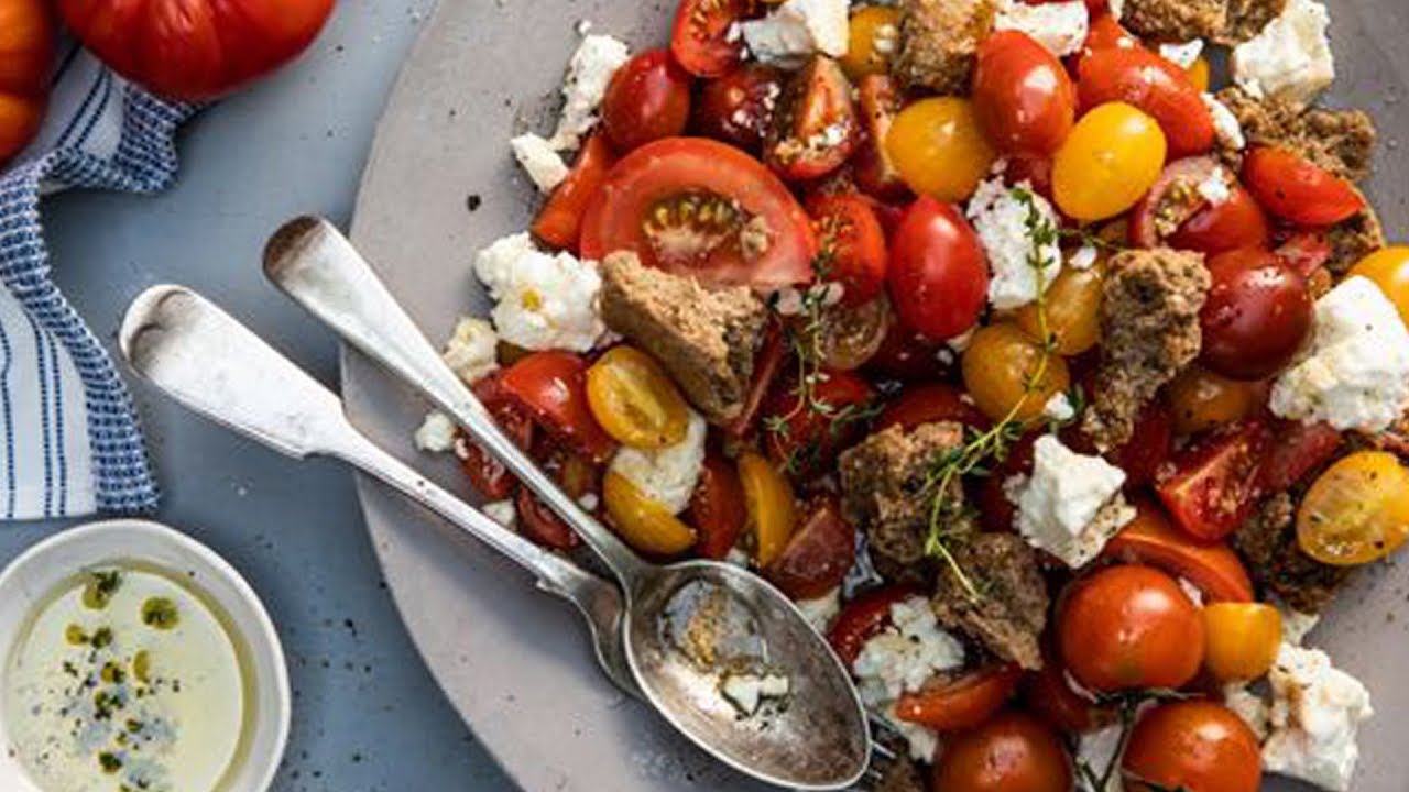 Χαραλαμπίδης Κρίστης | Σαλάτα με ντοματίνια, Φέτα & παξιμάδια χαρουπόμελου