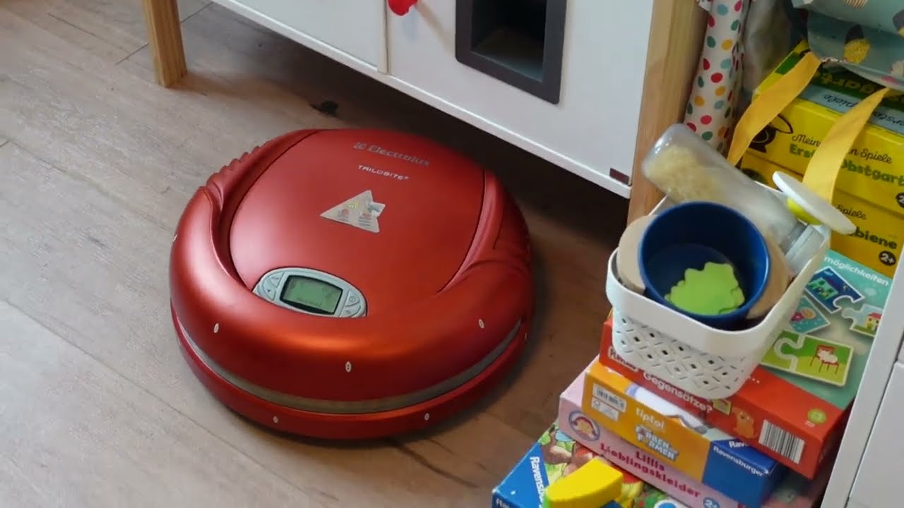 Watch ELECTROLUX TRILOBITE ZA1 (first release) - 2 room cleaning run - 23 years old... on YouTube