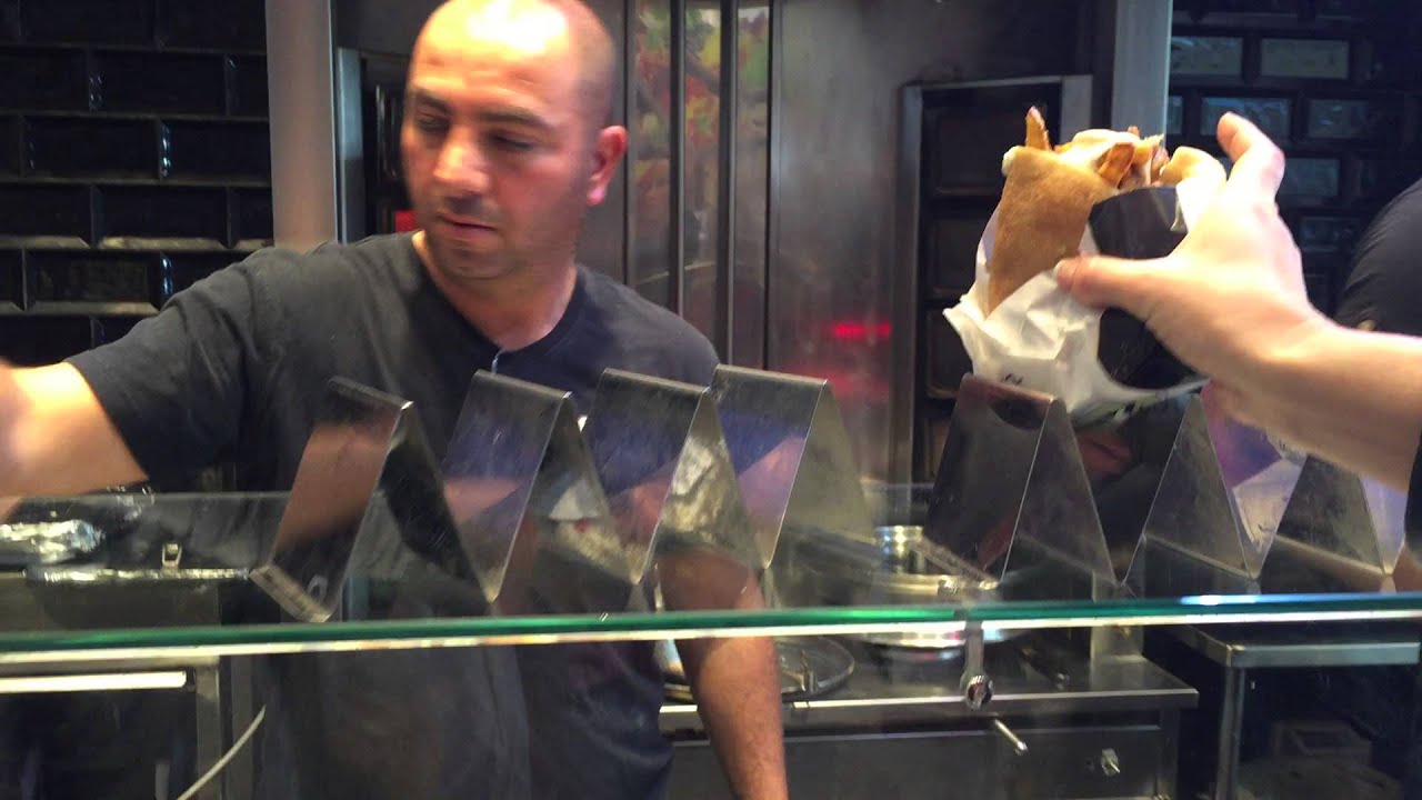 Как Фалафель делают в Израиле в уличной кафешке. Очень сытно и вкусно ...