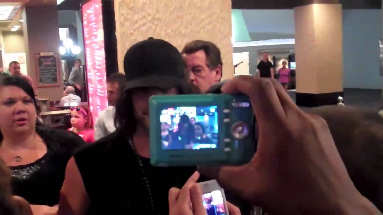 Criss Angel Surprises Fans