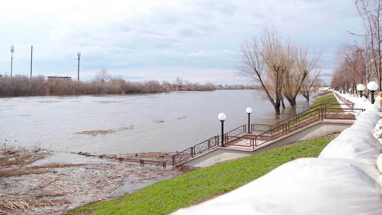 Набережную в центре Кургана затопило. Вода подбирается к многоэтажкам и госучреждениям