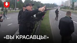 Лукашенко вышел к силовикам у Дворца Независимости