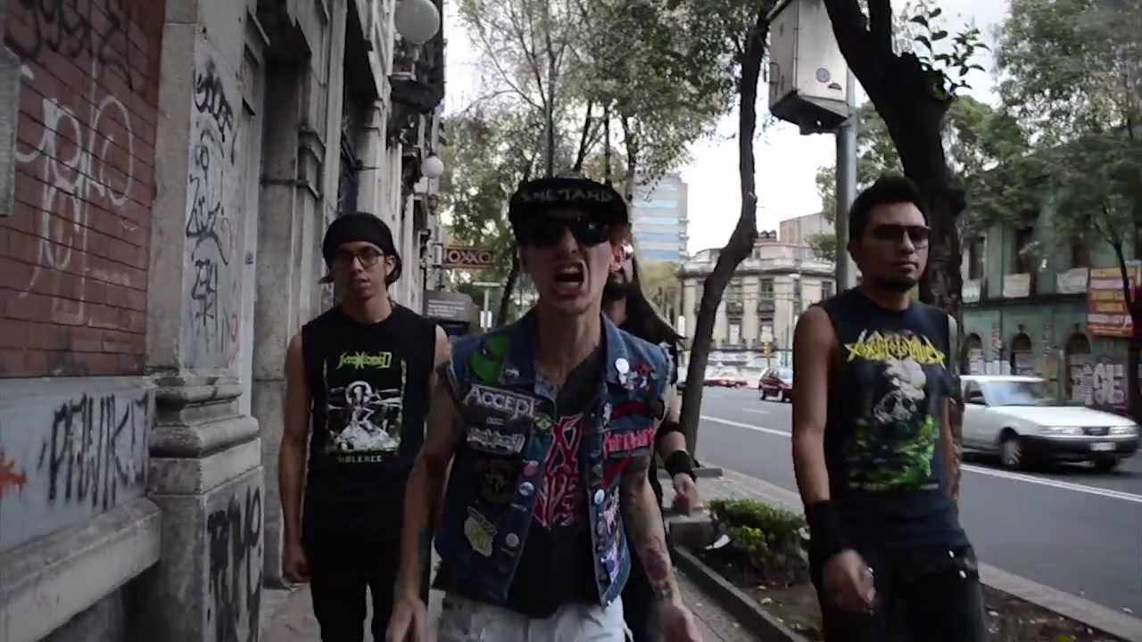 Tonton video musik {trackName} dari {artistName}