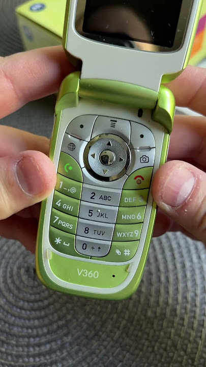 #motorola #v360 #retro #90s #00s #vintage #cellphone #phone #gsm #nostalgic #nostalgia #green