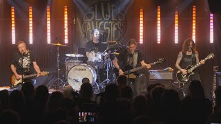 Bluesgangsters Run #Punkrock #Live #Music
BLUESGANGSTERS – the junkyard gang
Über 40 Jahre „on the road“ – mit dem Höhepunkt der Tour durch die Top-Clubs in Wisconsin und Chicago. Ungebrochene Leidenschaft, mächtige Live-Energie und emotionale Spielfreude sind das Markenzeichen der Band.
#Bastardblues, #Grunge, #Punkrock fließen als stilistische Elemente in ihre selbstgestrickte Musik ein und ergeben den unverwechselbaren BLUESGANGSTER-SOUND.
#Bluesgangsters Besetzung:
Paul M. Vilser: #guitar, lead-voc.
Frank Stone: guitar
Karl Hiemann: #bass, voc.
Bernie Vilsmeier: #drums
https://www.facebook.com/Bluesgangsters/?locale=de_DE
Kamera:
Christl Lukas
Reiner Urban
Jürgen Liebenstein
Schnitt:
Jürgen Liebenstein
https://fvc-landshut.de/wp2/ Bluesgangsters Run #Punkrock #Live #Music