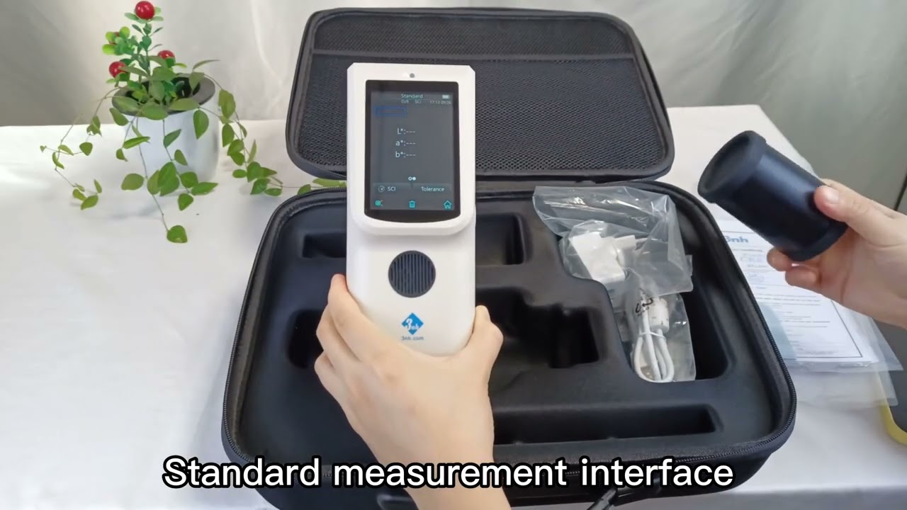 CR8 handheld colorimeter display