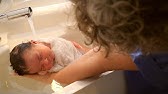 Le Bain De Sonia Un Premier Bain Pour Tisser Le Lien La Maison Des Maternelles France 5 Youtube