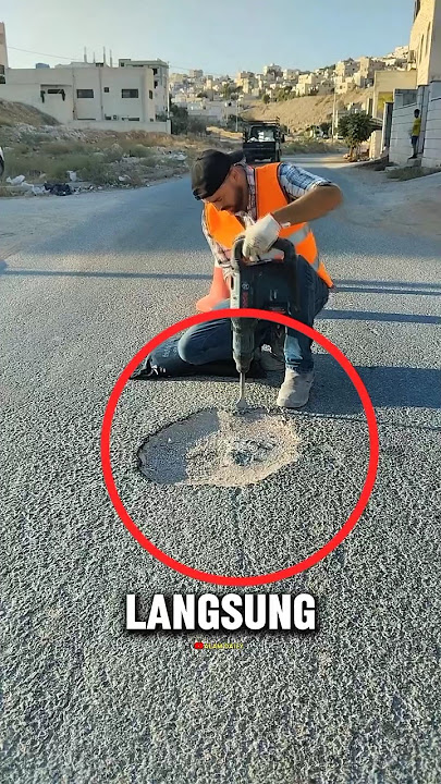 Ketika Melihat Lubang Pria Ini Selalu Memperbaikinya
