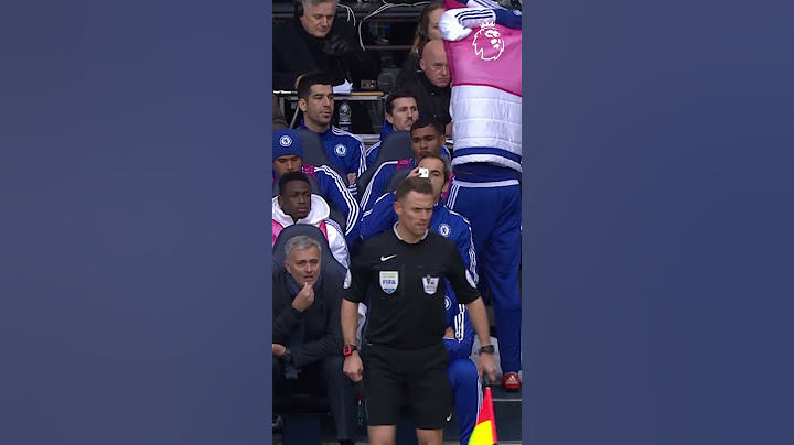 Diego Costa throwing a bib at Jose Mourinho 😳