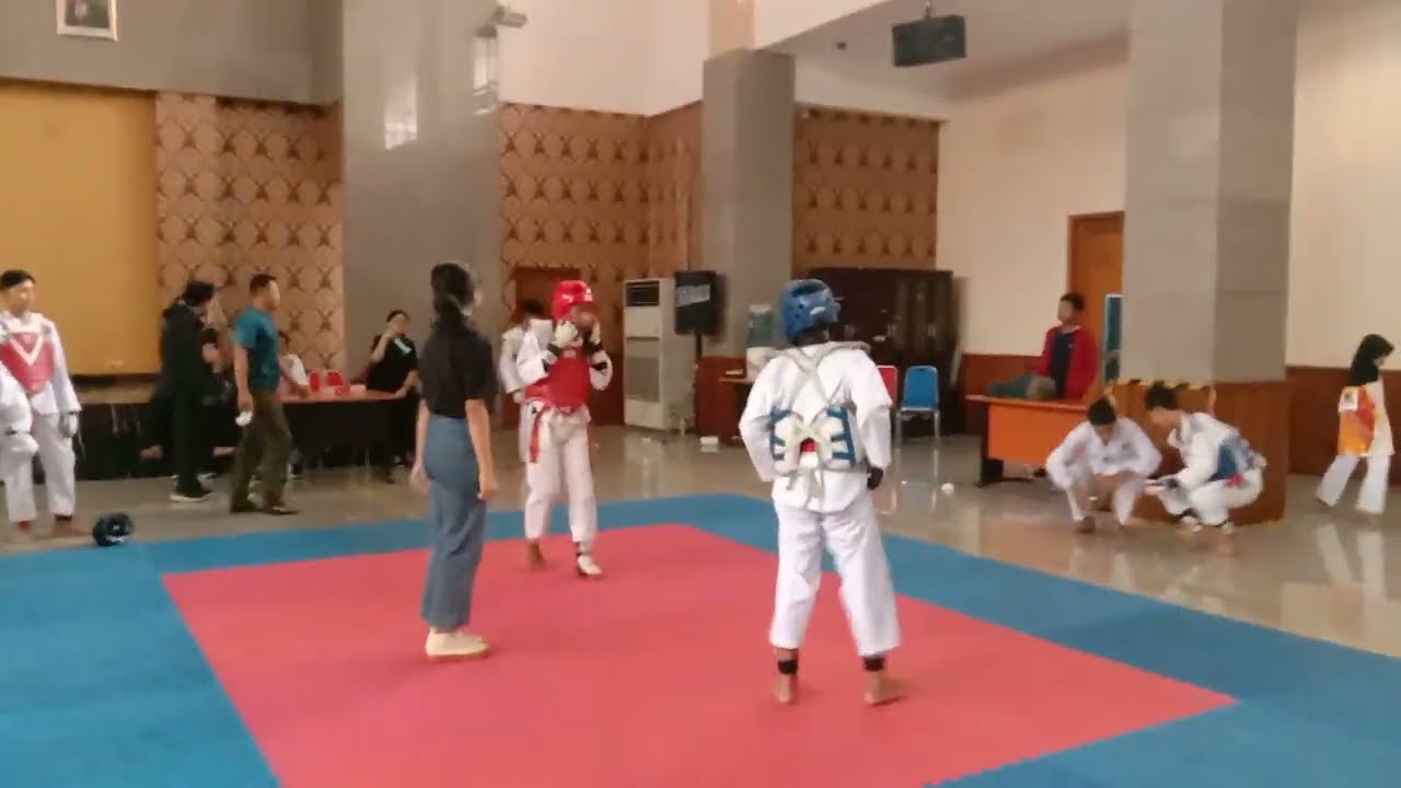 pertarungan seru..meski lawan tanding lebih besar #tryouttaekwondo