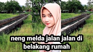 Neng Melda Jalan Jalan Di Belakang Rumah