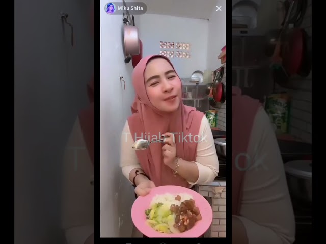 Miku Shita live sambil masak class=