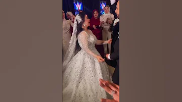 معجبة مغرمة أنا بقى مش عايزة إلا هومشيته همسته نظرته بتحرك قلبي جوة حد يقوله حد يقوله إني بحبه الحب 