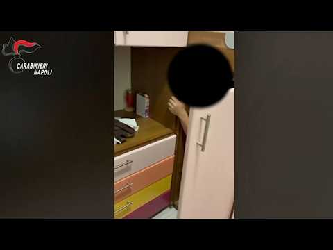 Video Nascosto nel doppiofondo dell'armadio, preso uno dei capi del clan Mazzarella