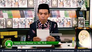 Memakai obat tetes mata saat berpuasa.