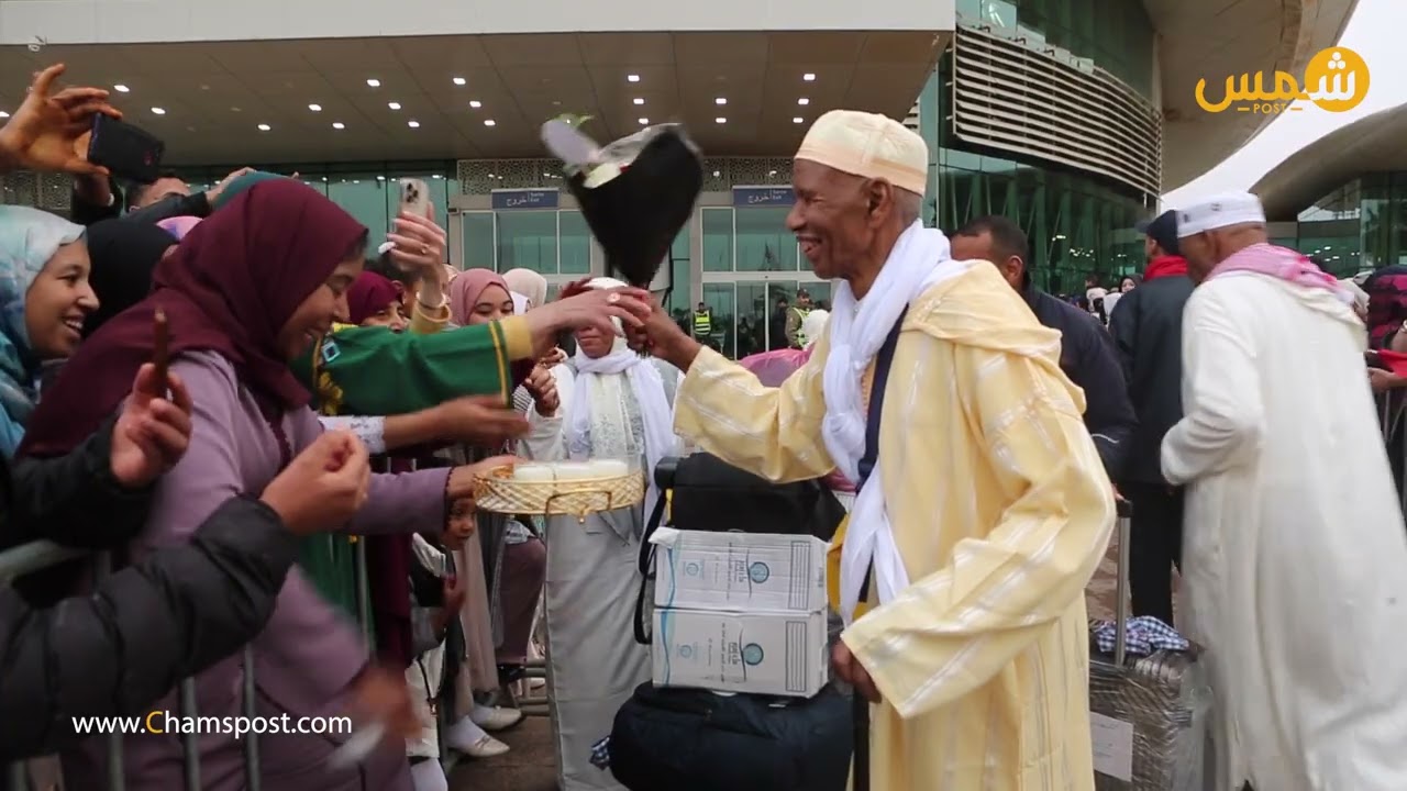 شاهد أجواء استقبال المعتمرين العائدين من مكة بمطار وجدة
