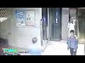 Elevator fail: tanga-tangang lalaki nalaglag sa elevator shaft dahil sa kayabangan — TomoNews