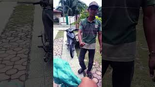 Berbagi bersama Abang tukang botot #shorts #berbagiituindah