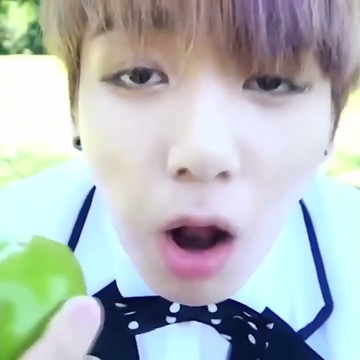 Jungkook eating apple🍏subs for more🌸#bts #btsarmy #btsshorts #kpop #jungkook