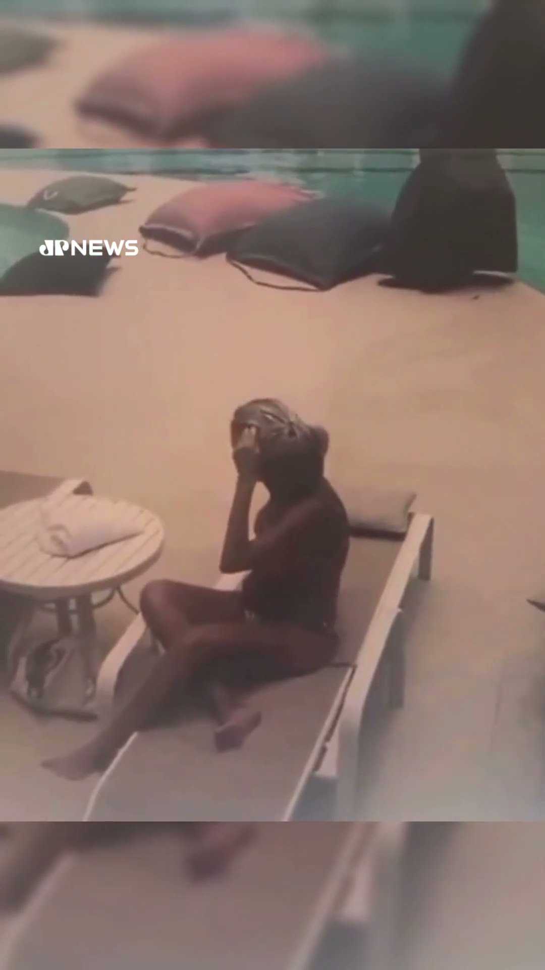 Bala perdida atinge mulher que tomava sol em condomínio na Barra da Tijuca, RJ #shorts
