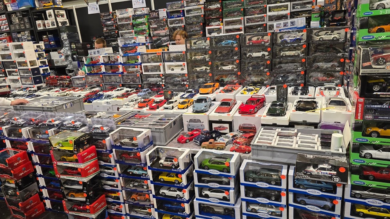 Давайте посмотрим на этот огромный стенд литой машины на автосалоне в Эссене в Германии.