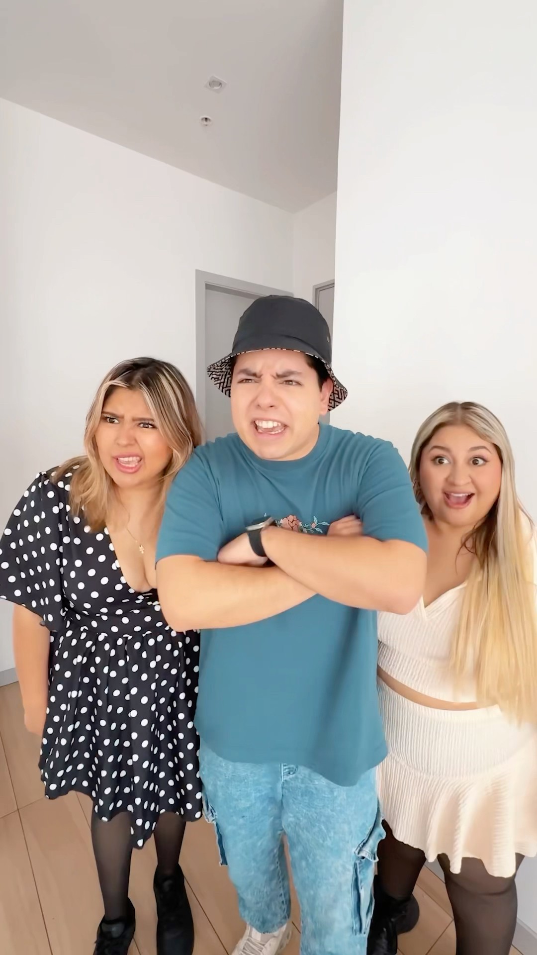 NO ENTENDEMOS A LOS ECUATORIANOS #shorts @carolatv_ @MeliRico @melissaendara