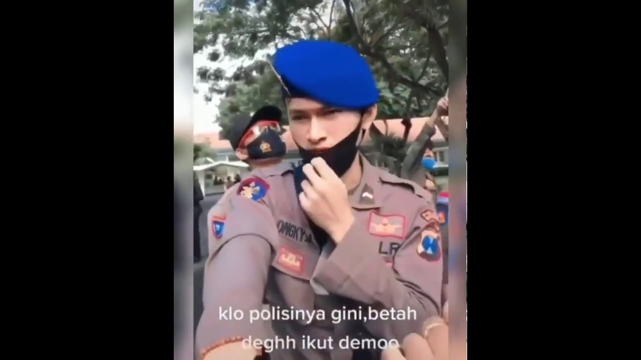 Viral ! Polisi ganteng dirayuin saat demo - YouTube