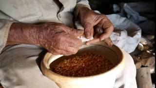 viejas manos pelando maiz a mano en Viñales . Cubano guajiro