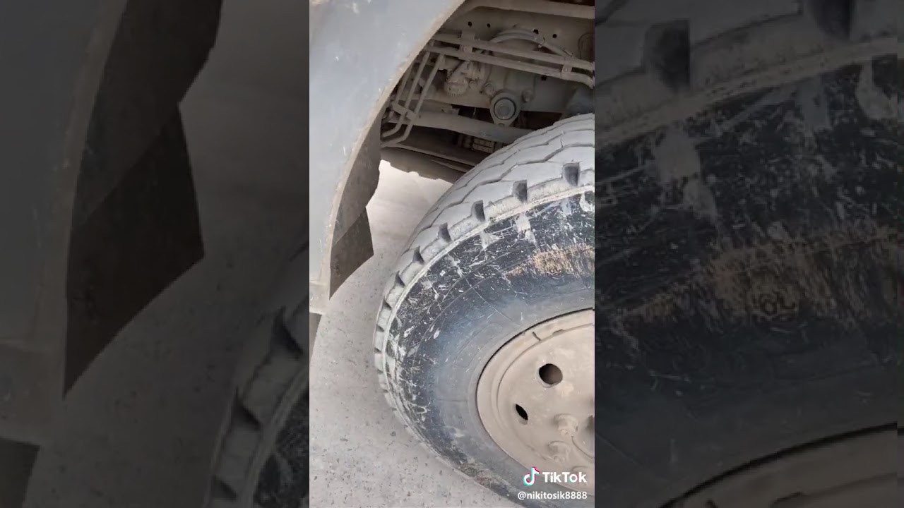 Почему дальнобойщики когда выходят из машины стучат ногами по колесам