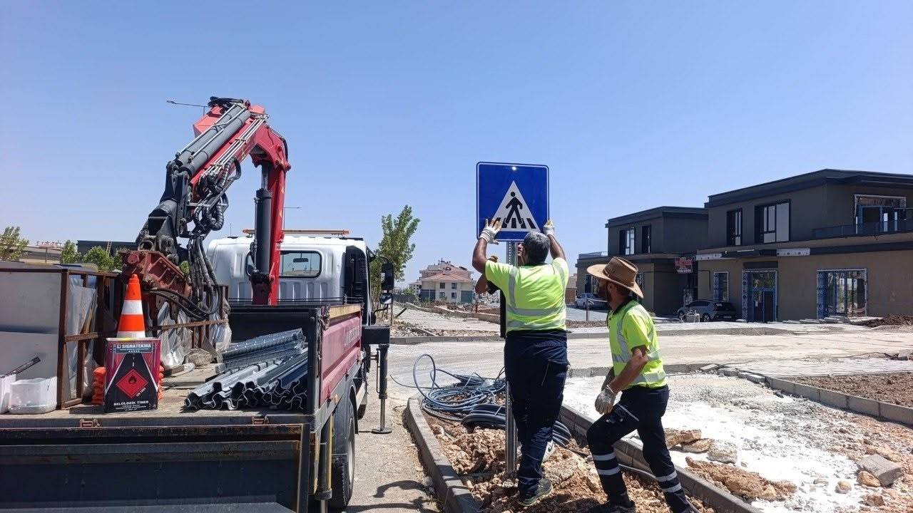 Adıyaman’da hasarlı trafik levhaları değiştiriliyor: Çalışmalar yeni yerleşim alanlarına uzandı
