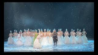 Yang Liping’s Peacock Dance Drama Curtain Calls with Audience Applause