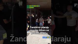 Žandarmi udaraju devojke štitom na protestu u Nišu
