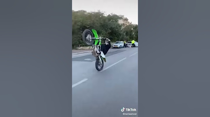 רוכב אופנוע נוהג בפראות