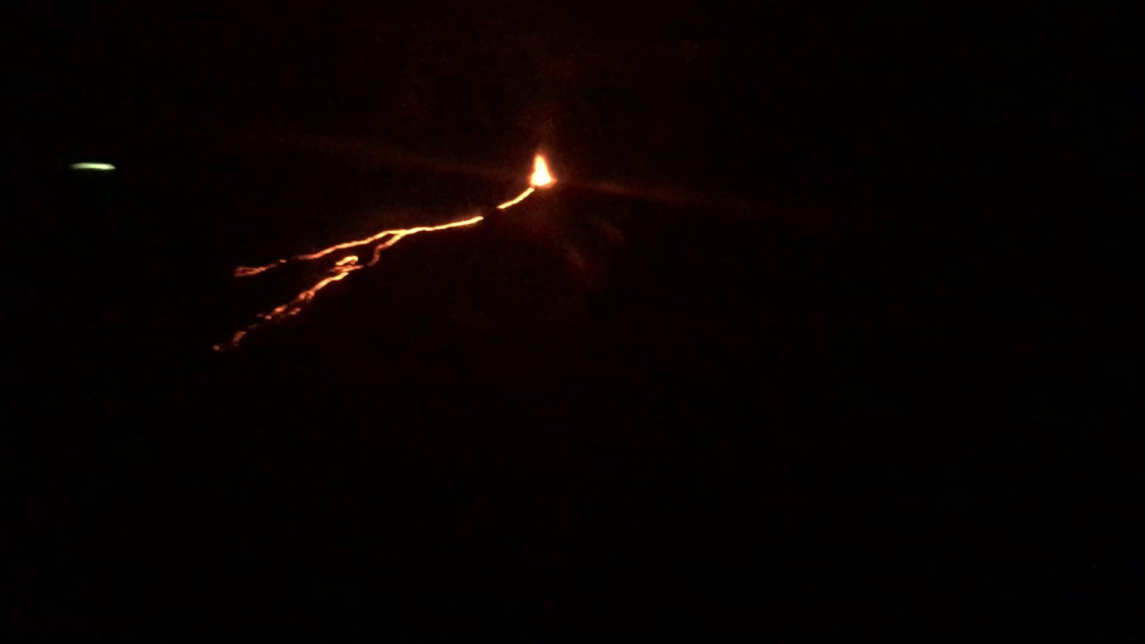 Éruption piton de la fournaise 2017 vol de nuit YouTube