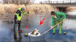 Первый лёд 2023-24 на реке!!! ЩУКА на ЖЕРЛИЦЫ, ОКУНЬ на БАЛАНСИР!!! Рыбалка со льда зимой