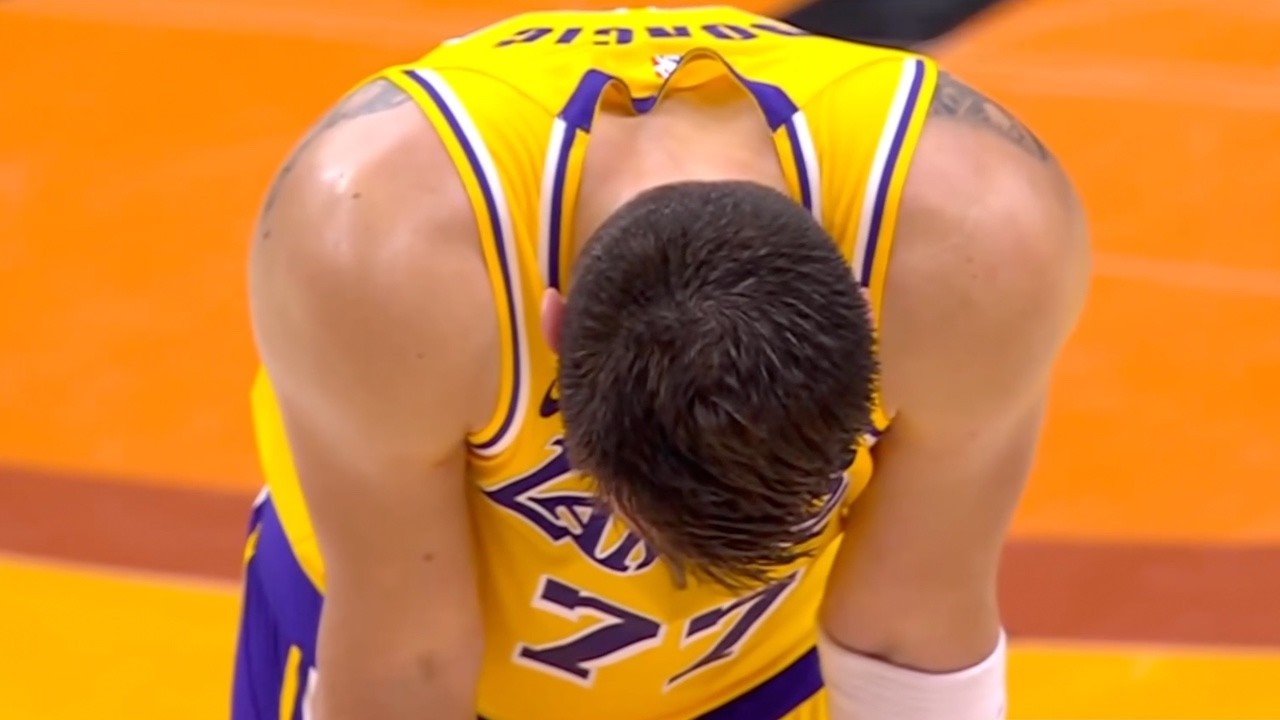 THE LAKERS LOSE ANOTHER GAME IN THE FINAL SECONDS