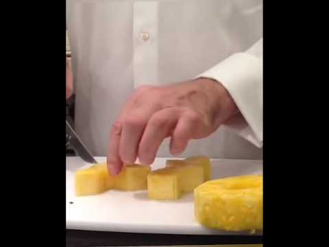 الأناناس بياكل لسانك قبل ما تبلعه Youtubeshorts