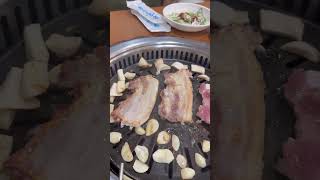 평화식당❤️추억의 광주 시내 맛집. 24시간 식당입니다. 찬이찬이 저렇게나 나와.시내 식당들 다 망해도 여긴 여전히 바글바글.#추억의맛 #광주시내맛집 #광주24시간맛집 #삼겹살