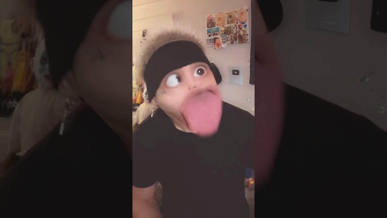 Брат издевается над языком младшего брата 👅🤣