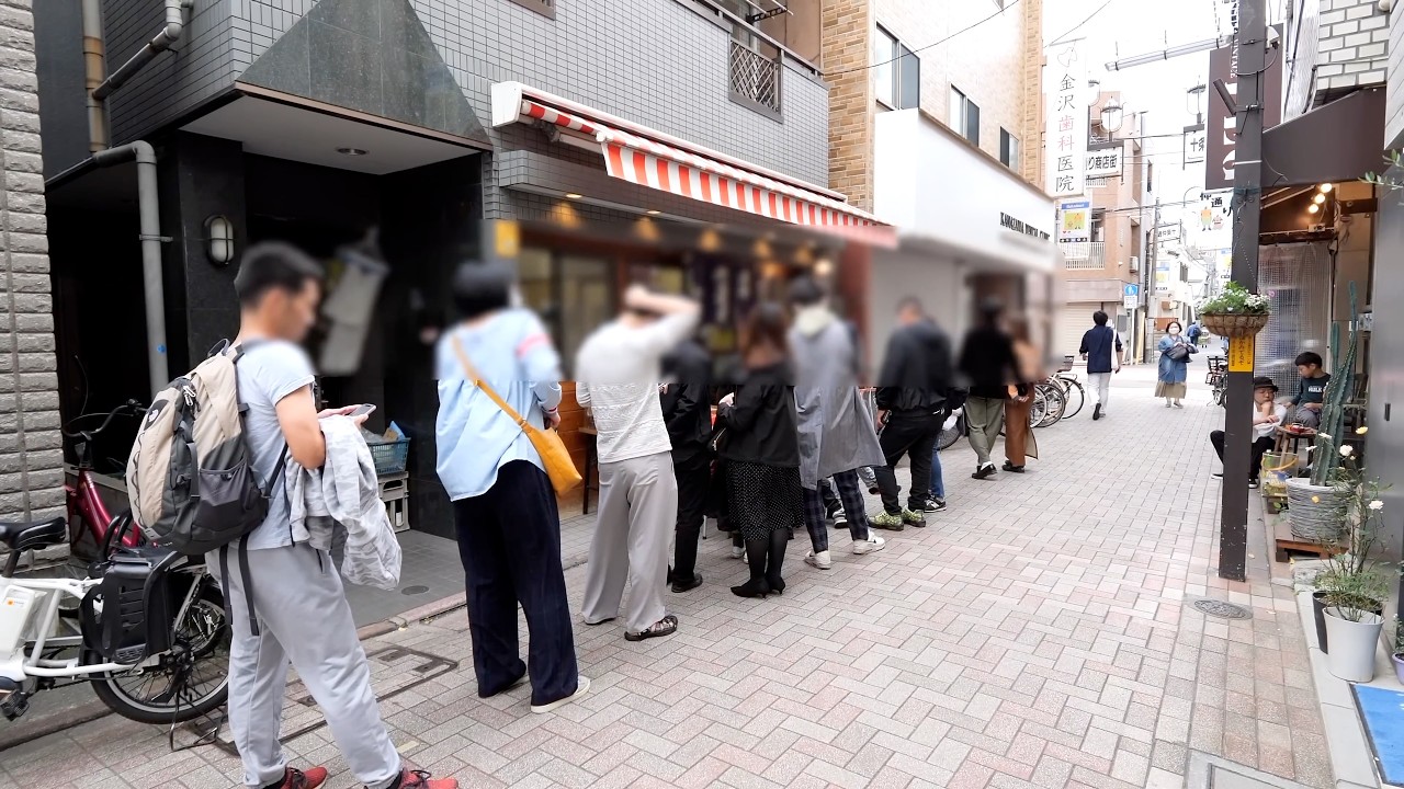 鮮やかな連携プレー。東京の商店街に行列を作る手作りうどん屋の1日