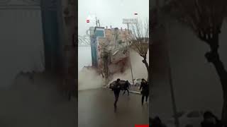 Tërmet shkatërrimtar në Turqi, momenti kur shembet pallati screenshot 4
