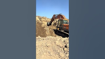 Mechanical excavation and vertical sampling of a waste dump for characterization