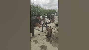 Đập lệch nên gãy cả cán rìu